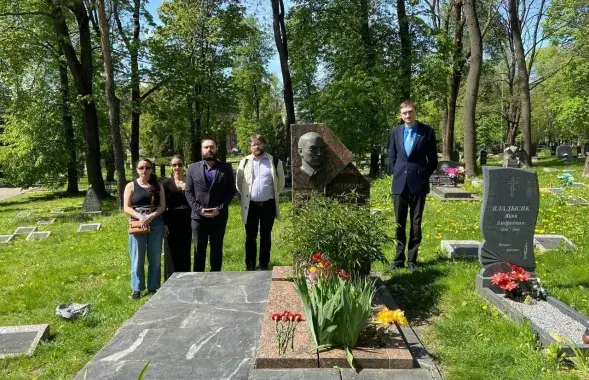 На могиле Всеволода Игнатовского
