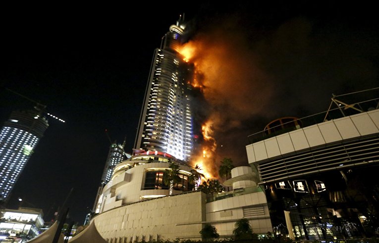 Вялізны пажар у хмарачосе ў Дубаі (фота, відэа)